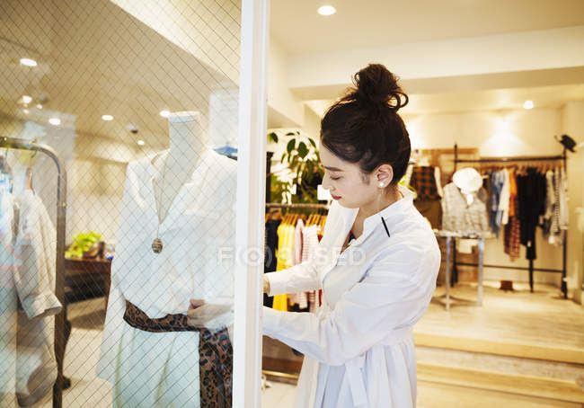 Donna che lavora in una boutique di moda — Foto stock