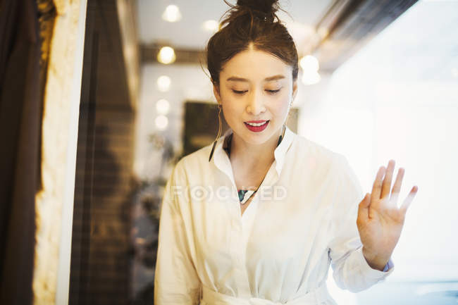 Mujer trabajando en una boutique de moda - foto de stock