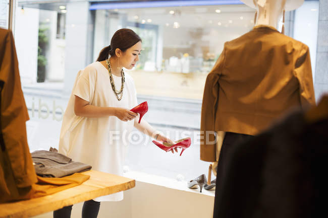Frau arbeitet in einer Modeboutique — Stockfoto