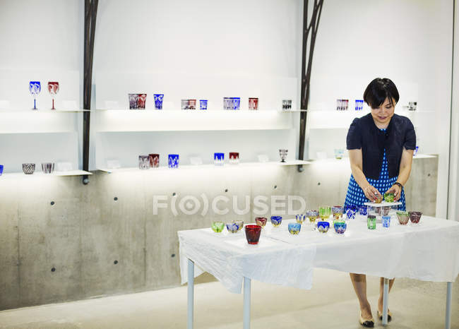 Shop selling Edo Kiriko cut glass — Stock Photo