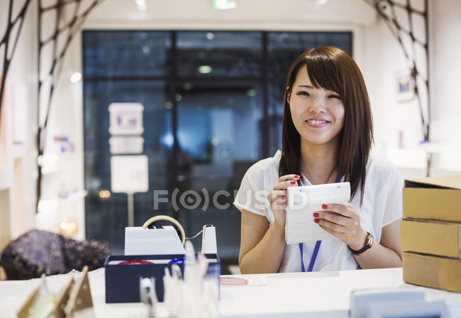 Saleswoman selling Edo Kiriko cut glass — Stock Photo