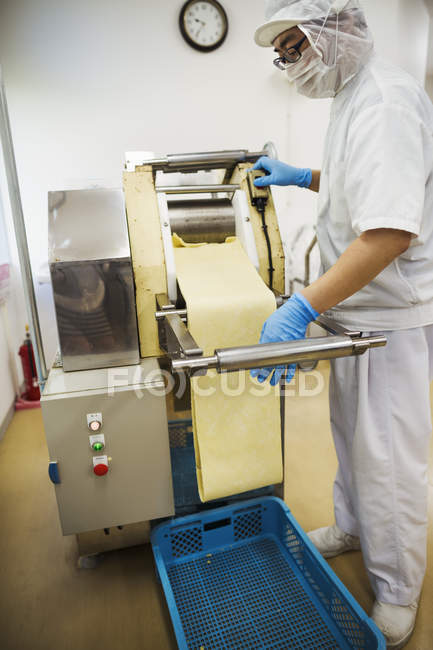 Trabalhador em uma fábrica produzindo macarrão Soba — Fotografia de Stock