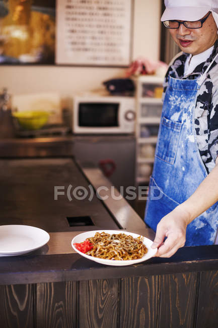 Homem cozinhando macarrão Soba — Fotografia de Stock