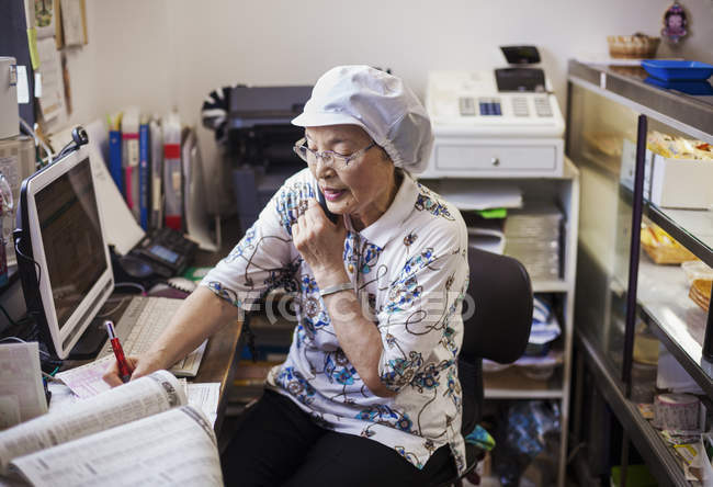 Femme au bureau de l'usine de production de nouilles — Photo de stock