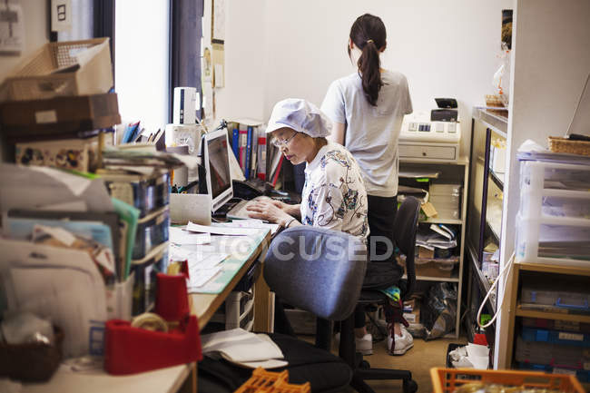 Зрелая женщина в офисе — стоковое фото