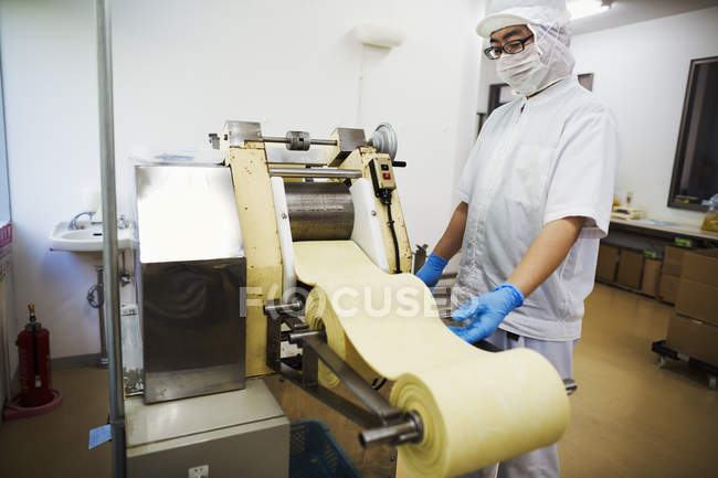 Lavoratore in una fabbrica che produce tagliatelle Soba — Foto stock