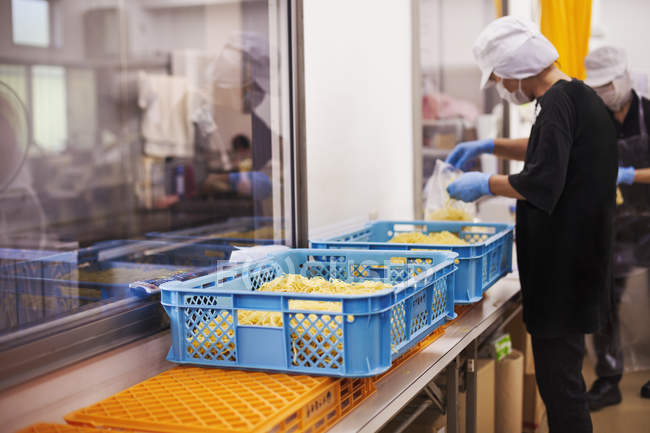 Trabalhadores em uma unidade de produção de macarrão soba
. — Fotografia de Stock