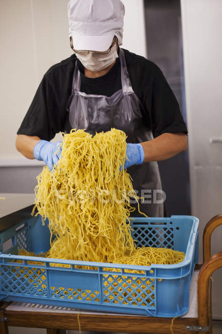Trabalhador em uma fábrica produzindo macarrão Soba , — Fotografia de Stock