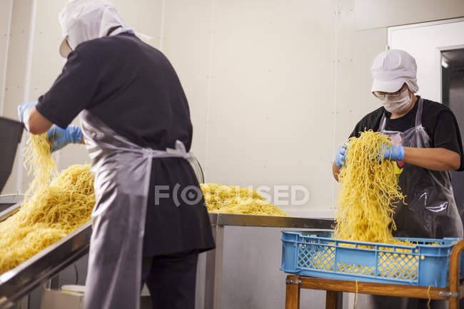 Lavoratori in una fabbrica che produce tagliatelle Soba , — Foto stock