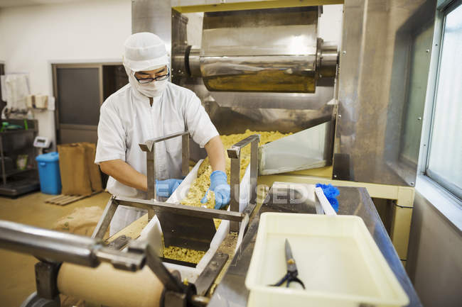 Lavoratore in una fabbrica che produce tagliatelle Soba , — Foto stock