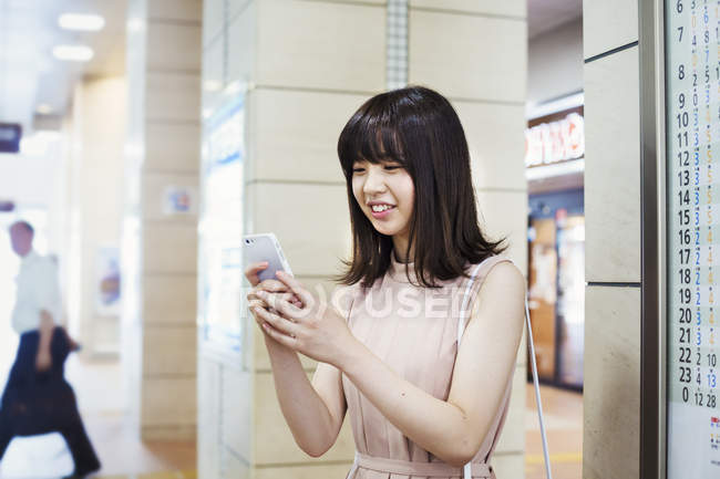 Frau hält Handy in der Hand. — Stockfoto