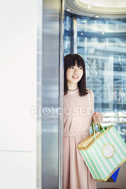 Frau trägt Einkaufstaschen. — Stockfoto