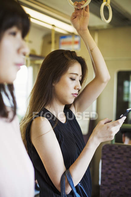 Frauen in öffentlichen Verkehrsmitteln unterwegs — Stockfoto