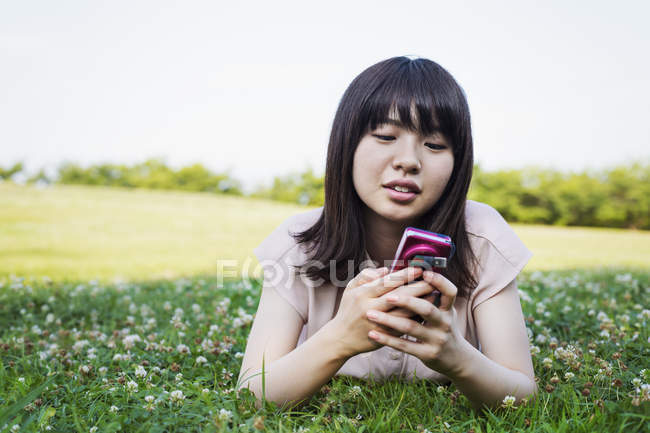 Женщина с мобильным телефоном. — стоковое фото