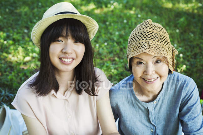 Senior woman and young woman — Stock Photo