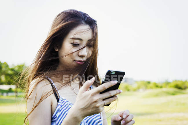 Жінка тримає мобільний телефон . — стокове фото