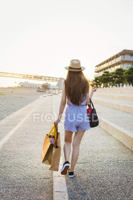Donna che trasporta borse della spesa. — Foto stock