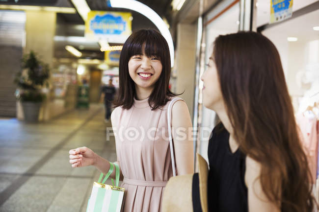 Mulheres no centro comercial . — Fotografia de Stock