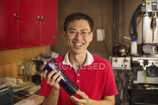Craftsman in a glass maker's workshop — Stock Photo