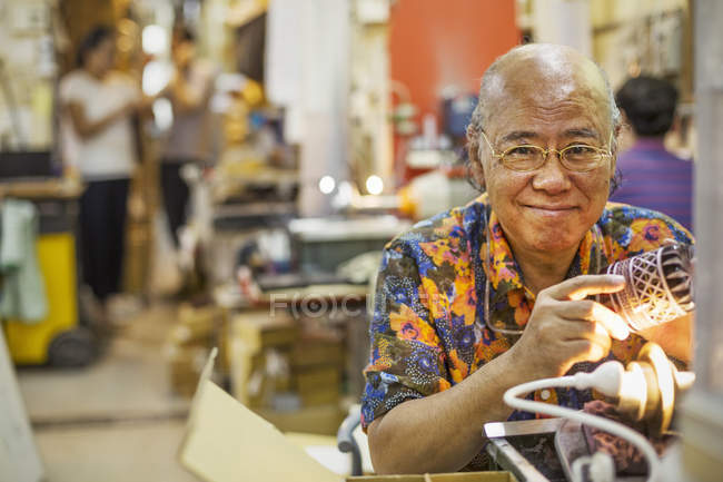Senior craftsman in a glass maker's workshop — Stock Photo