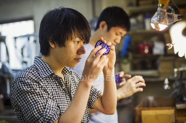 Handwerker bei der Arbeit in der Glasmacherwerkstatt — Stockfoto