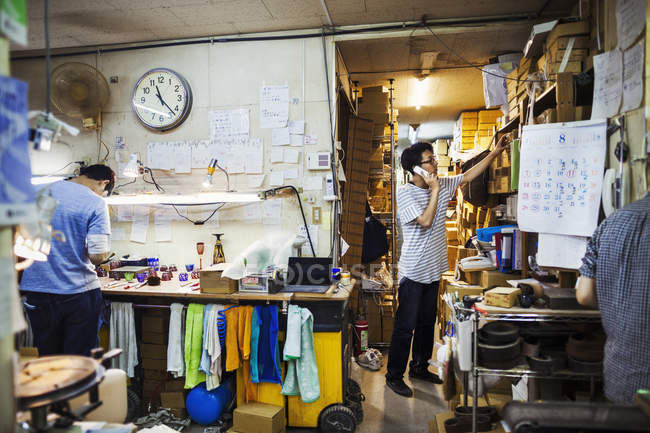 Persone al lavoro in un laboratorio di vetreria — Foto stock