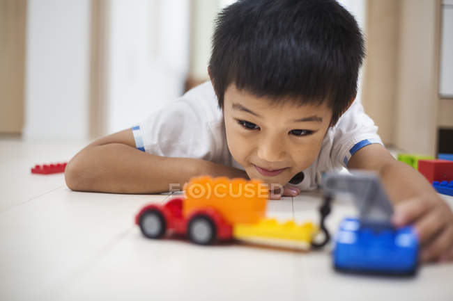 Хлопчик грає з машинами — стокове фото
