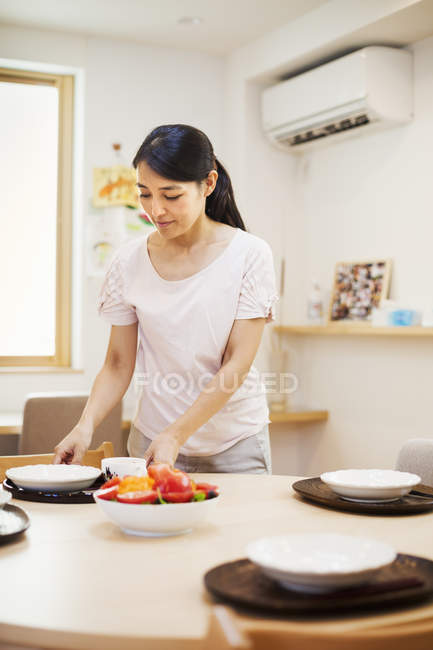 Mujer preparando una comida - foto de stock
