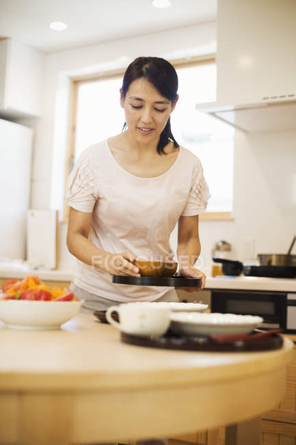 Frau bereitet Mahlzeit zu — Stockfoto