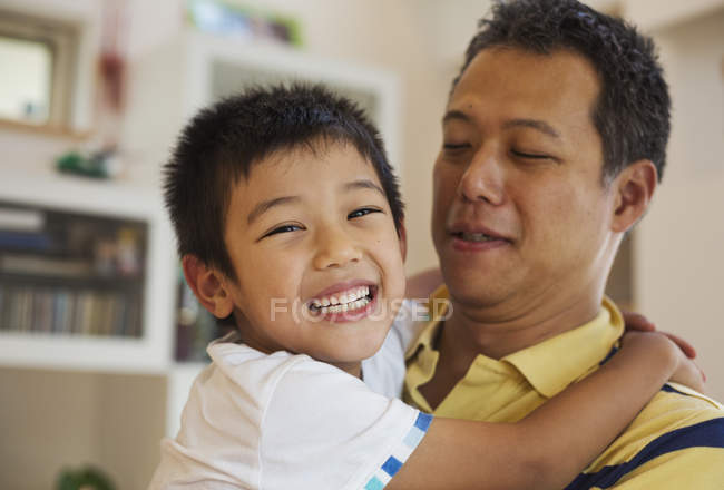 Uomo che tiene in braccio suo figlio . — Foto stock