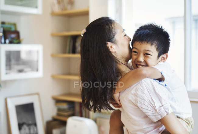 Mutter und ihr Sohn kuscheln. — Stockfoto