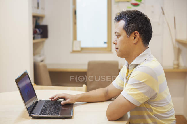 Людина використовує ноутбук . — стокове фото