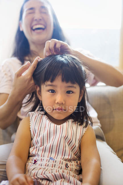 Мати розчісувати волосся її дочка. — стокове фото