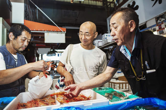 Mercado tradicional de pescado fresco - foto de stock