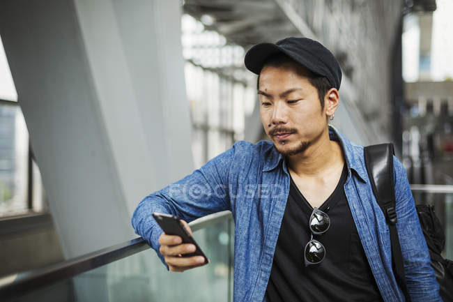 Mann benutzt sein Smartphone. — Stockfoto