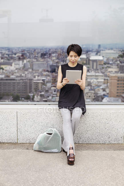 Mujer usando una tableta digital - foto de stock