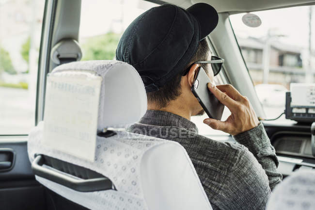Mann im Auto benutzt Smartphone. — Stockfoto