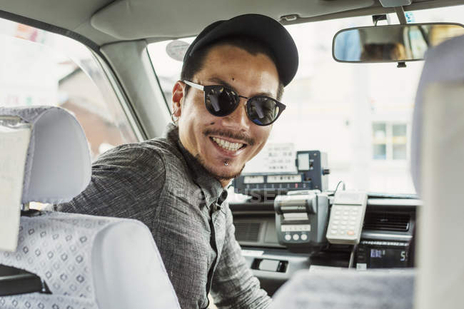 Чоловік в сонцезахисних окулярах в машині — стокове фото