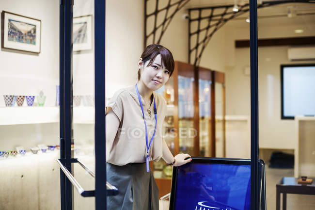 Saleswoman selling Edo Kiriko cut glass — Stock Photo