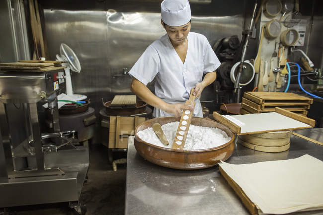 Kleiner handwerklicher Hersteller von Wagashi-Süßigkeiten. — Stockfoto