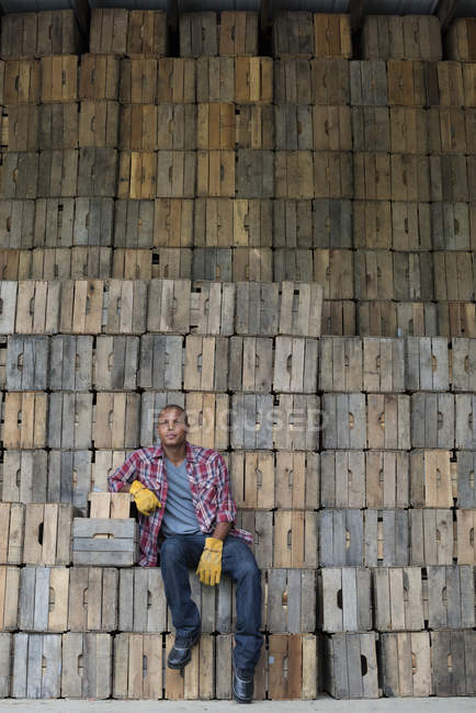 Mann sitzt auf einem Koffer. — Stockfoto