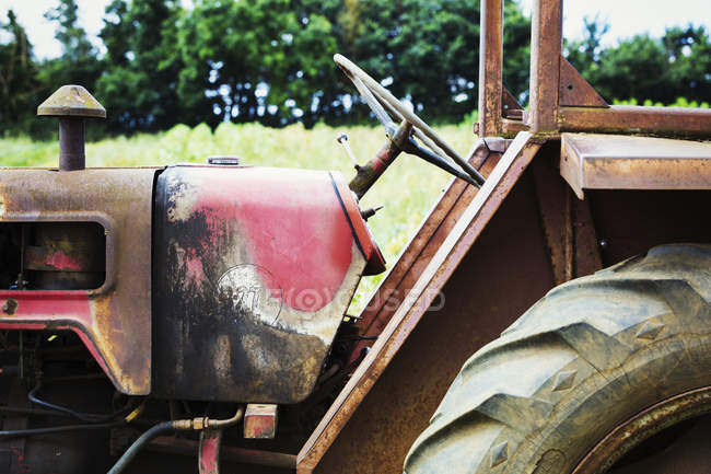 Traktor auf einem Feld. Seitenansicht — Stockfoto