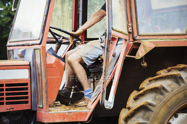 Человек за рулем трактора — стоковое фото