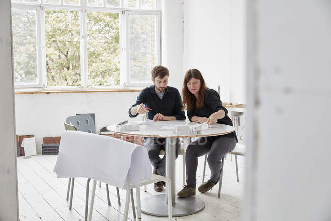 Modern office. Two people at a meeting — Stock Photo