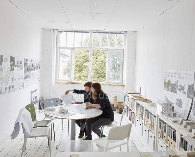 Modernes Büro. zwei Personen bei einem Treffen — Stockfoto