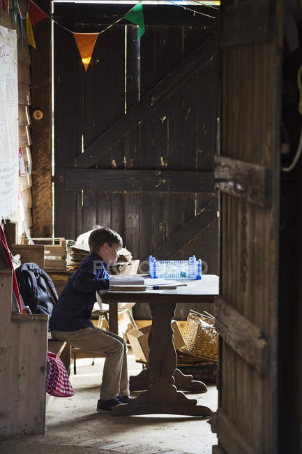Дитина робить домашнє завдання . — стокове фото