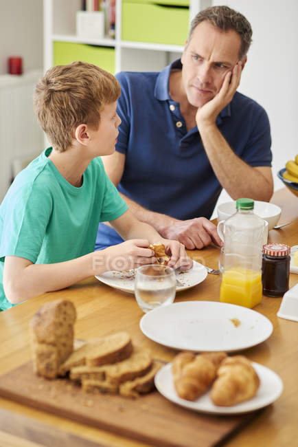 Padre e hijo en la mesa del desayuno . - foto de stock
