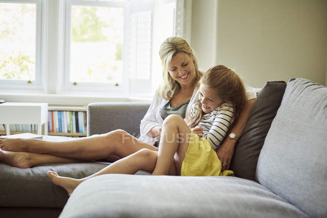 Frau und Kind auf dem Sofa — Stockfoto