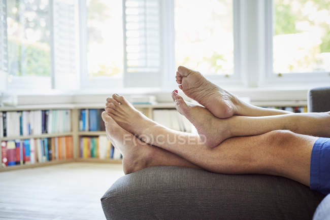 Paar entspannt mit gekreuzten Beinen — Stockfoto