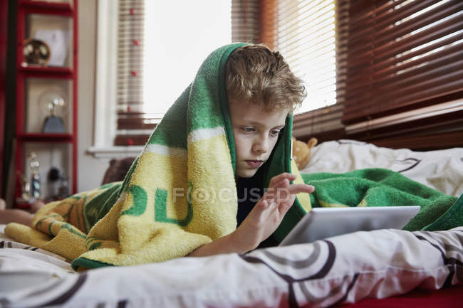 Junge mit Handtuch über dem Kopf — Stockfoto